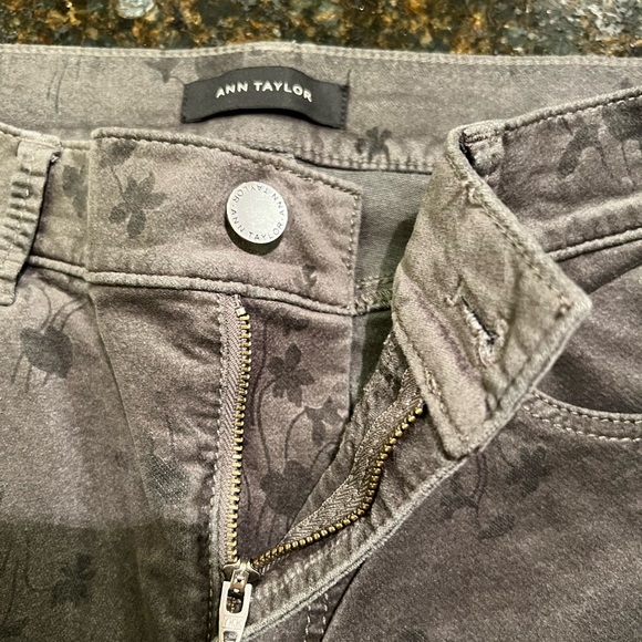 Ann Taylor The Skinny Grey w/Dark Grey Floral Print Pants/Jegging - Picture 5 of 13